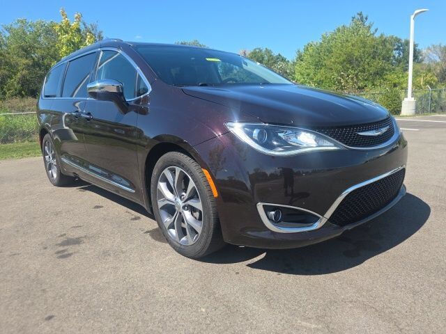 2017 Chrysler Pacifica Limited — photo 1 of 1