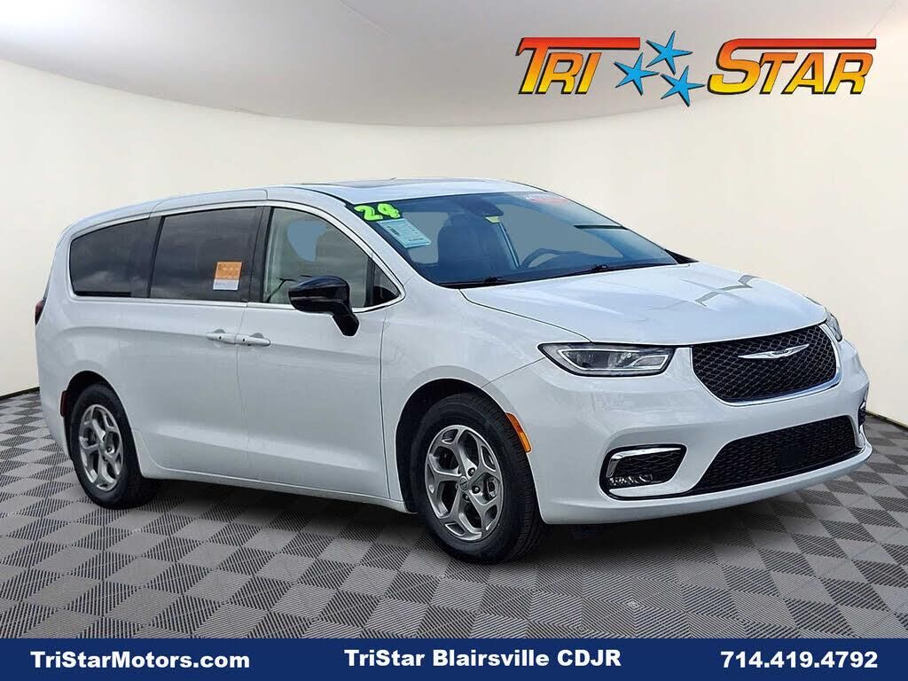 2024 Chrysler Pacifica Limited — photo 1 of 1