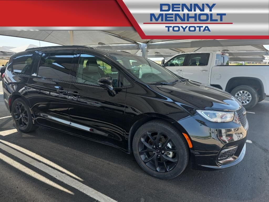 2025 Chrysler Pacifica — photo 1 of 13
