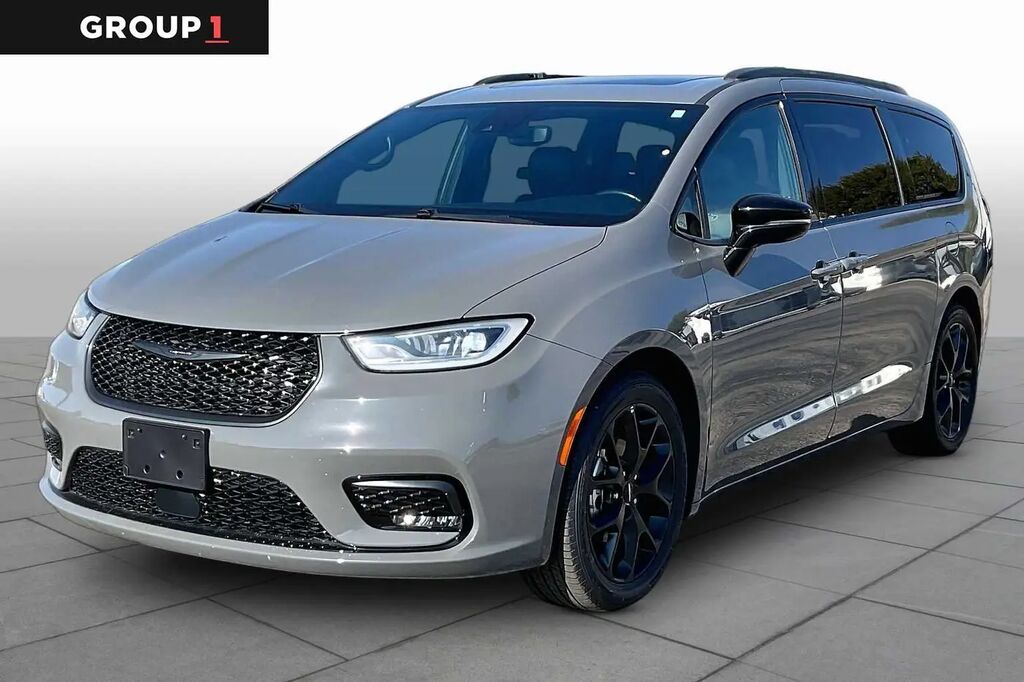 2025 Chrysler Pacifica Limited — photo 1 of 13