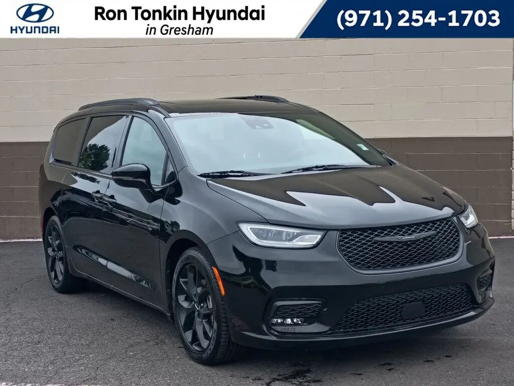 2025 Chrysler Pacifica Limited — photo 1 of 13