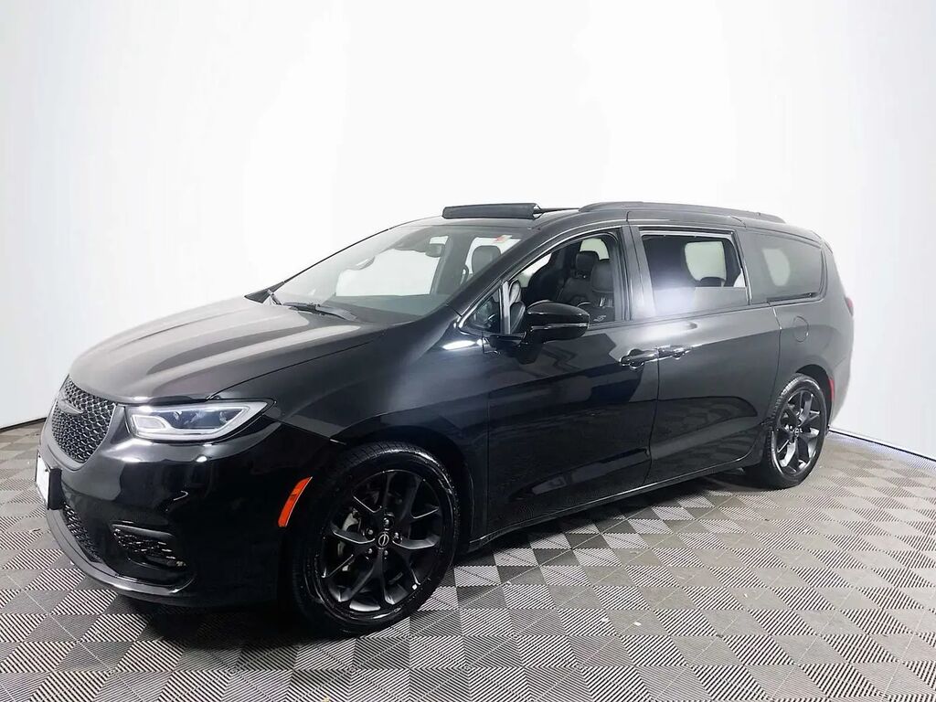 2025 Chrysler Pacifica Limited — photo 1 of 13