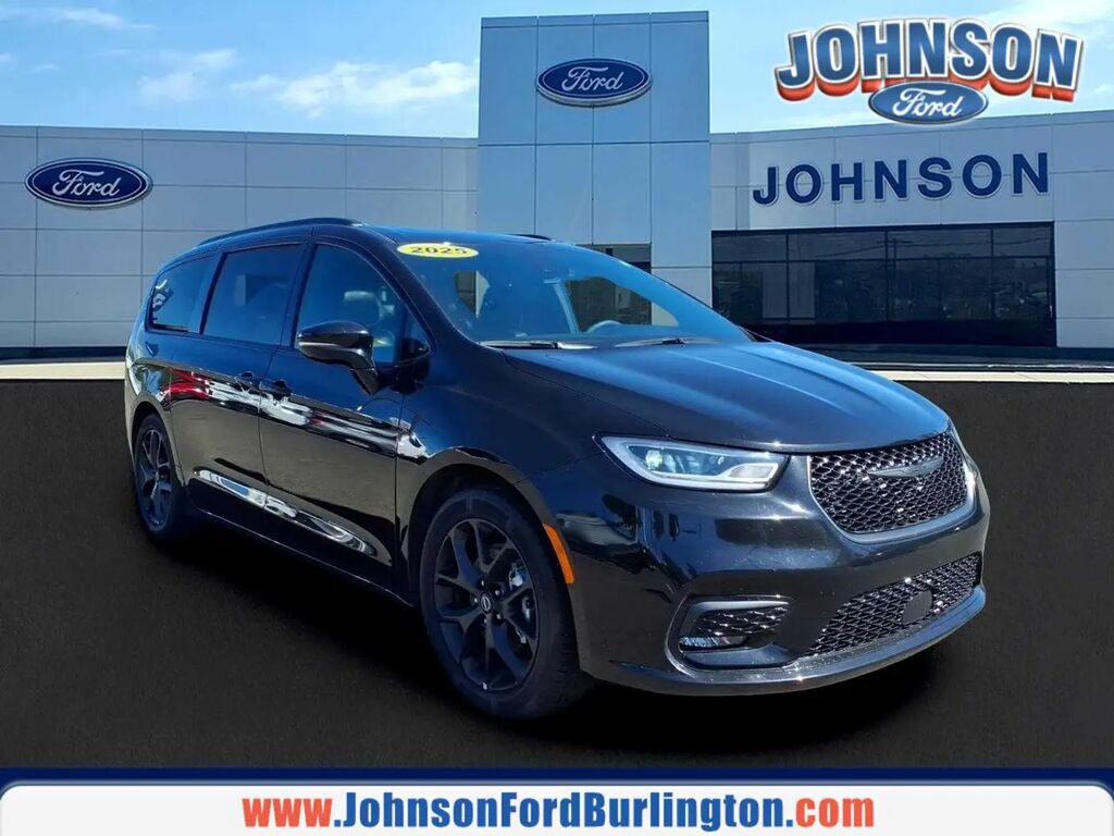 2025 Chrysler Pacifica Limited — photo 1 of 13