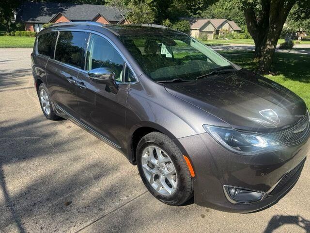 2018 Chrysler Pacifica Limited — photo 1 of 25