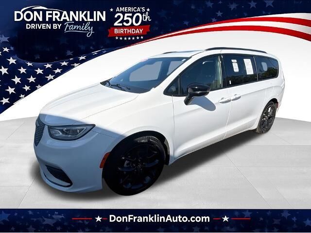 2025 Chrysler Pacifica Limited — photo 1 of 3