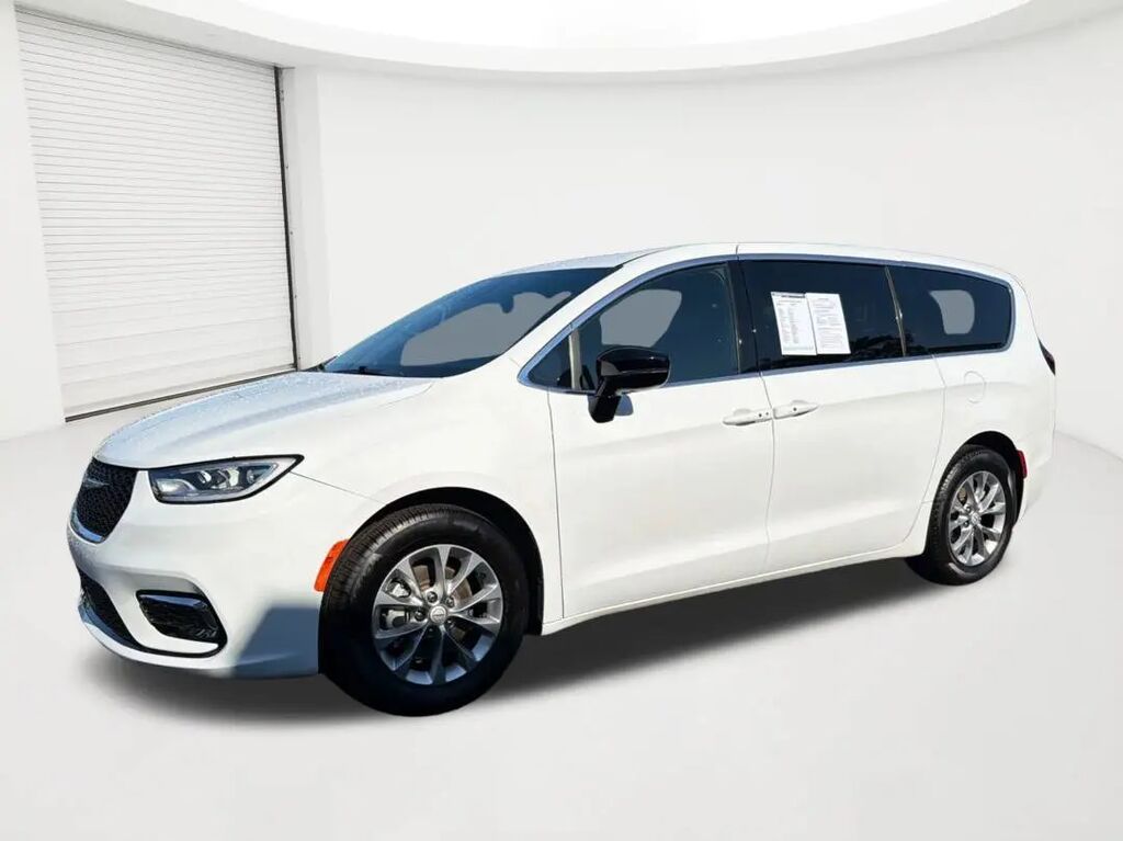 2026 Chrysler Pacifica Limited — photo 1 of 13