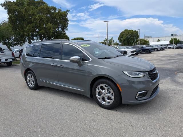 2022 Chrysler Pacifica Limited — photo 1 of 13