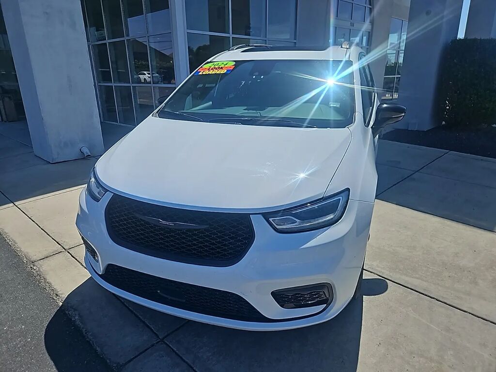 2025 Chrysler Pacifica Limited — photo 1 of 13