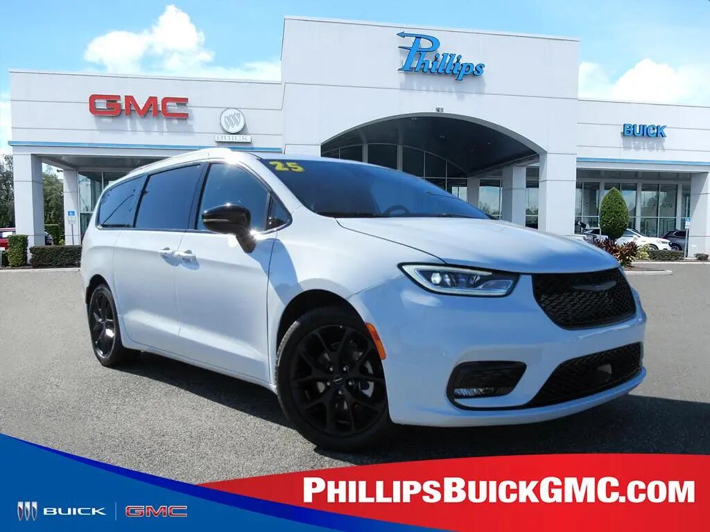 2025 Chrysler Pacifica Limited — photo 1 of 13