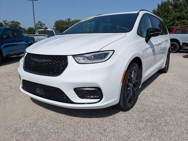 2025 Chrysler Pacifica Limited — photo 1 of 13