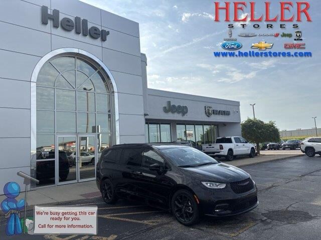 2025 Chrysler Pacifica Limited — photo 1 of 6