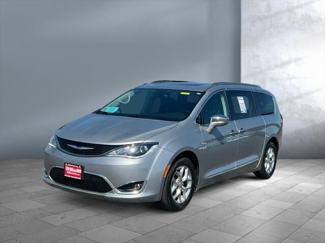 2019 Chrysler Pacifica Limited — photo 1 of 13