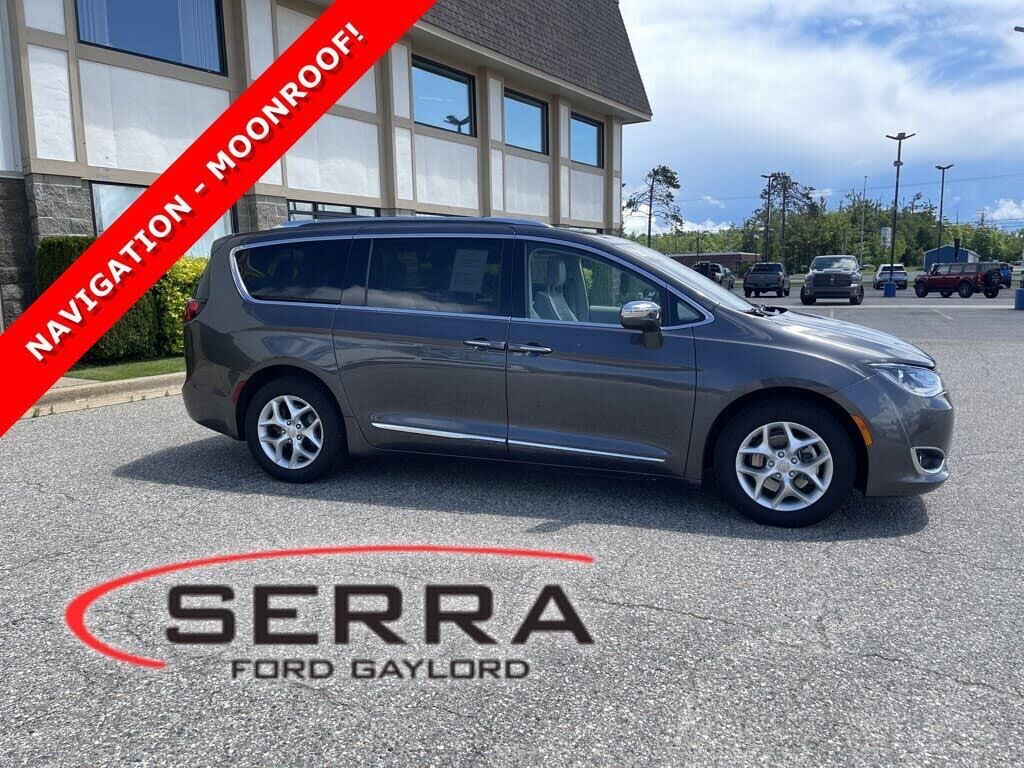 2020 Chrysler Pacifica Limited — photo 1 of 1