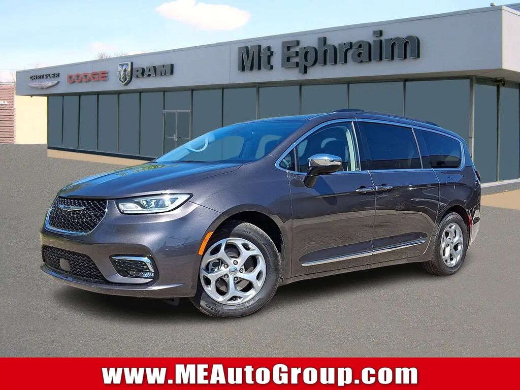 2023 Chrysler Pacifica Limited — photo 1 of 13