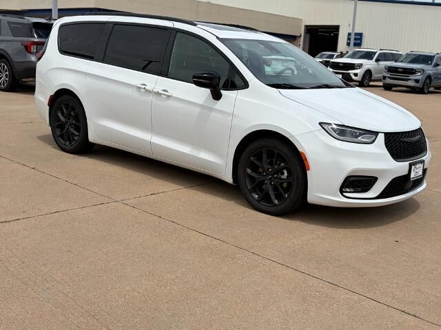 2025 Chrysler Pacifica Limited — photo 1 of 11