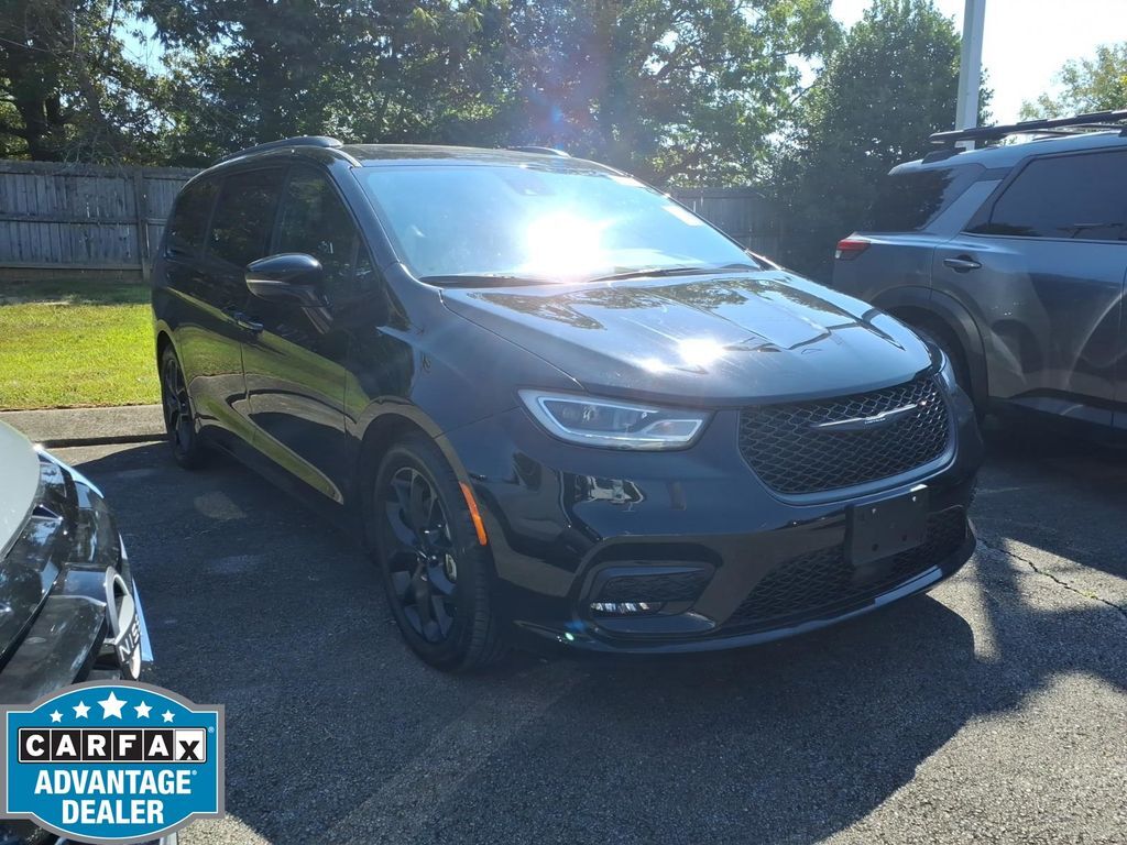 2025 Chrysler Pacifica Limited — photo 1 of 6