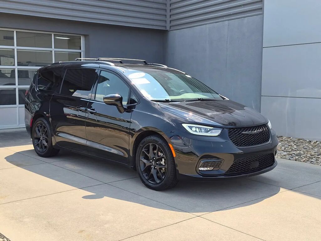 2025 Chrysler Pacifica Limited — photo 1 of 13
