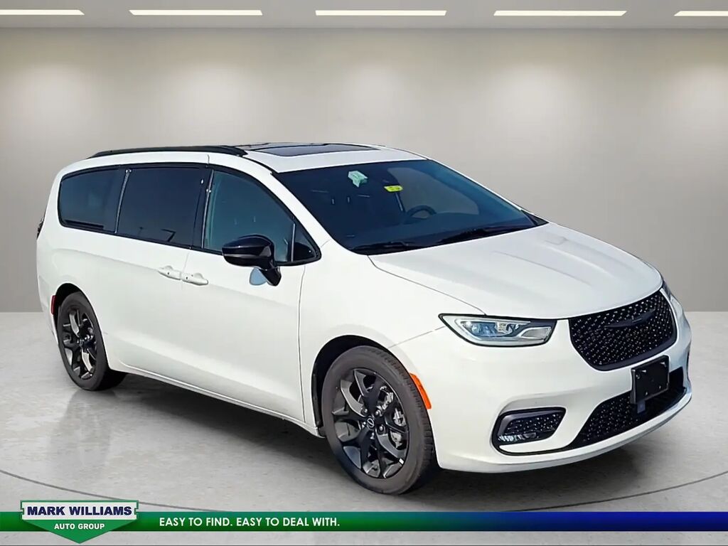 2025 Chrysler Pacifica Limited — photo 1 of 12