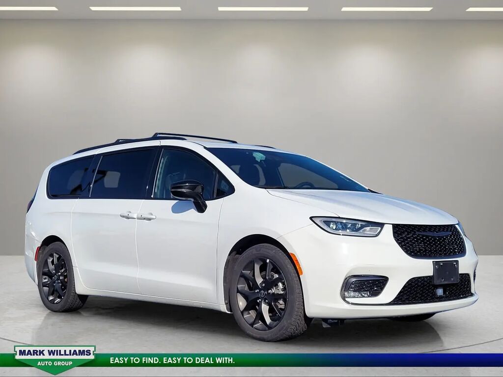 2025 Chrysler Pacifica Limited — photo 1 of 10