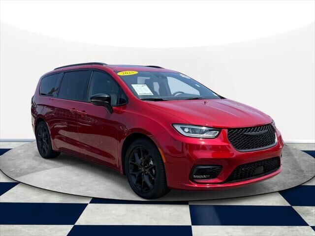2025 Chrysler Pacifica Limited — photo 1 of 26