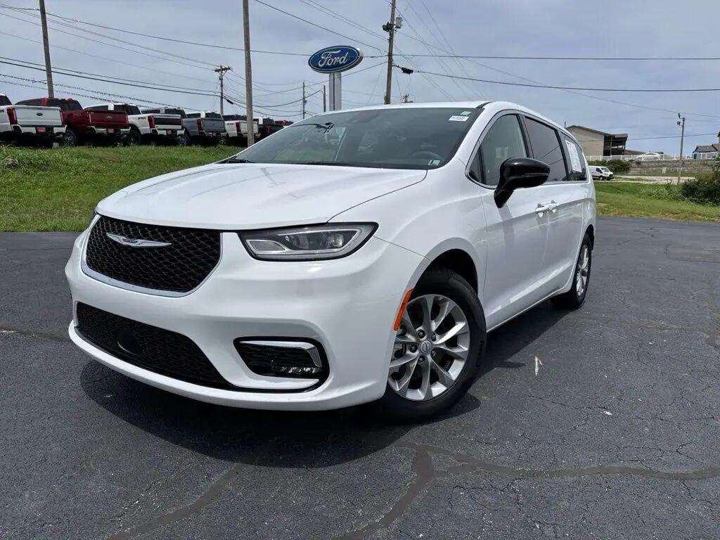 2026 Chrysler Pacifica Limited — photo 1 of 13