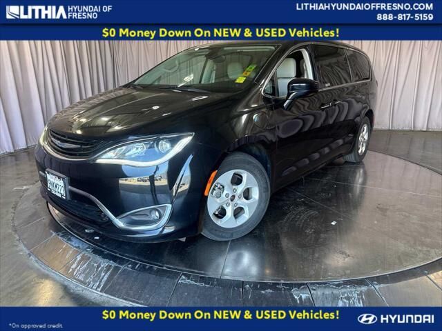 2018 Chrysler Pacifica Hybrid Touring Plus — photo 1 of 13