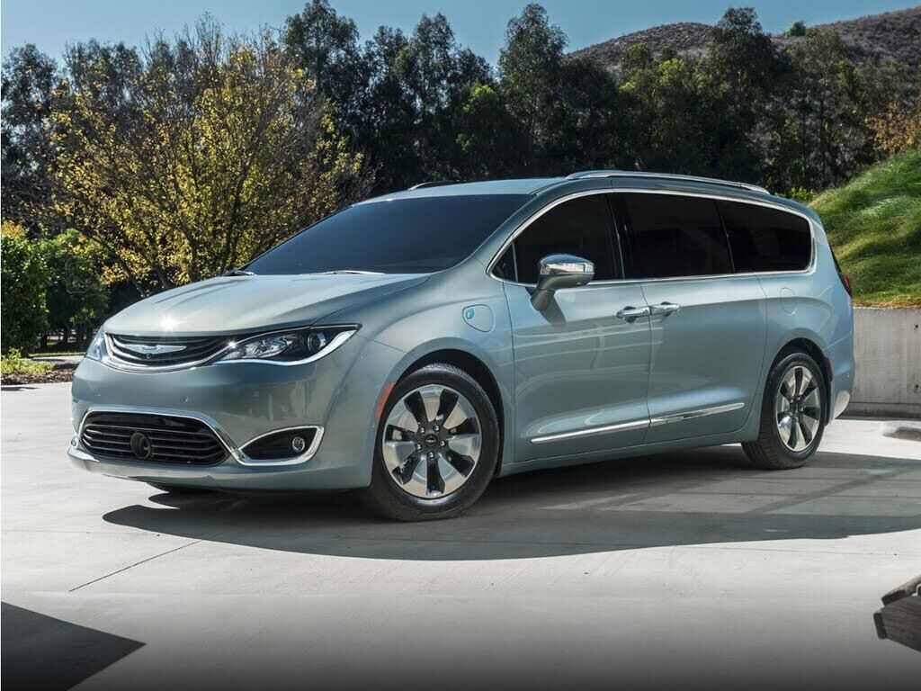 2020 Chrysler Pacifica Hybrid Touring L — photo 1 of 14