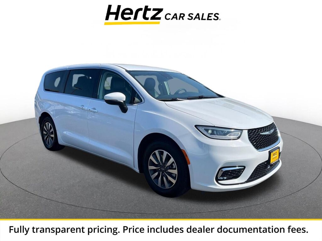 2023 Chrysler Pacifica Hybrid Touring L — photo 1 of 15