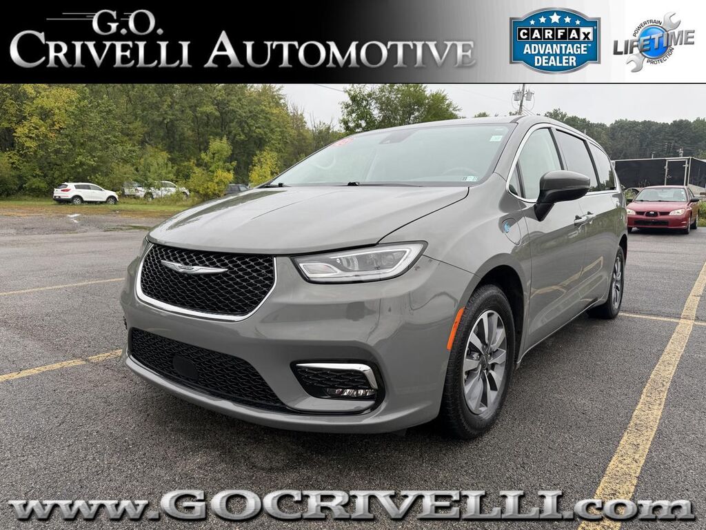2023 Chrysler Pacifica Hybrid Touring L FWD — photo 1 of 13