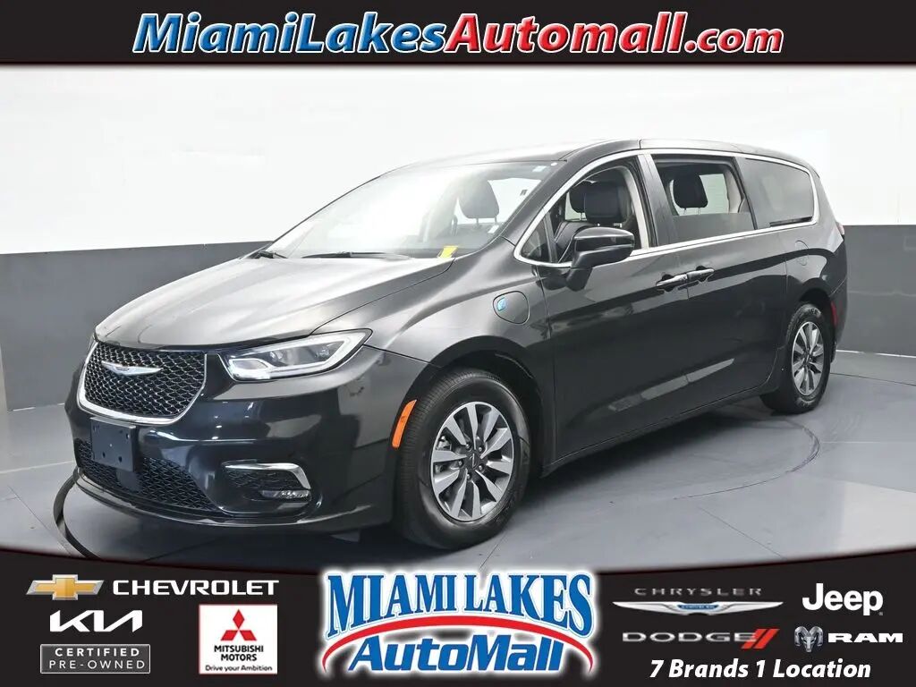 2023 Chrysler Pacifica Plug-In Hybrid Touring L — photo 1 of 13