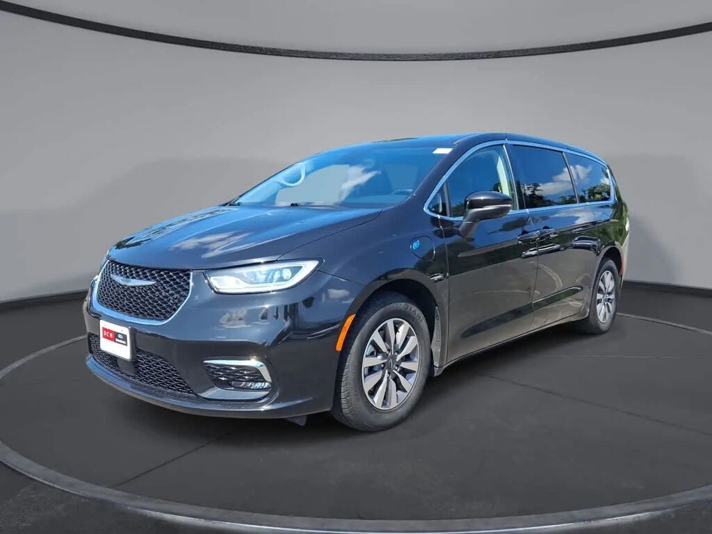 2023 Chrysler Pacifica Plug-In Hybrid Touring L — photo 1 of 13