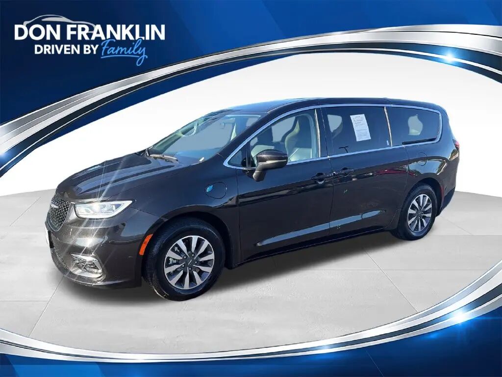 2023 Chrysler Pacifica Plug-In Hybrid Touring L — photo 1 of 13