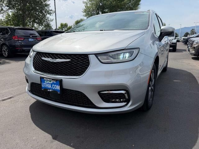 2023 Chrysler Pacifica Plug-In Hybrid Touring L — photo 1 of 26