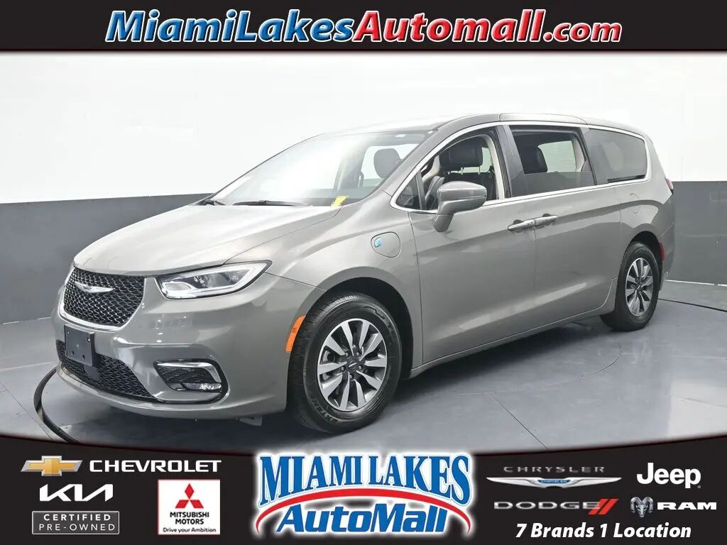 2022 Chrysler Pacifica Hybrid Touring L — photo 1 of 13
