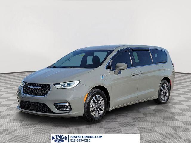 2022 Chrysler Pacifica Hybrid Touring L — photo 1 of 13