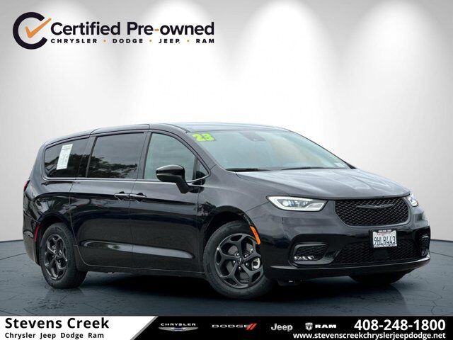 2023 Chrysler Pacifica Hybrid Touring L — photo 1 of 1