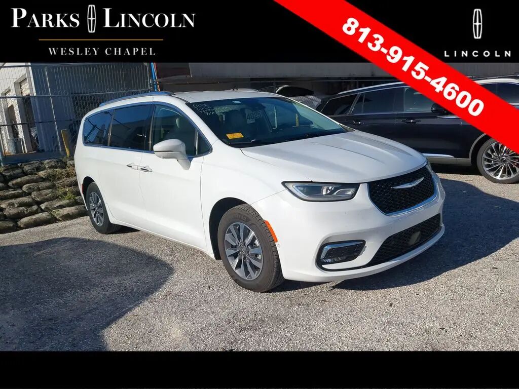 2021 Chrysler Pacifica Hybrid Touring L — photo 1 of 13