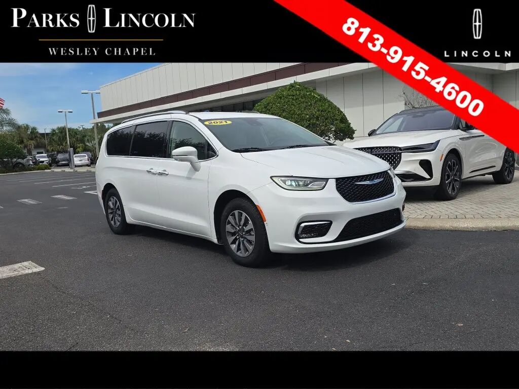 2021 Chrysler Pacifica Hybrid Touring L — photo 1 of 13