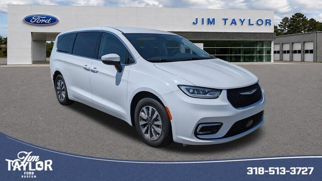 2023 Chrysler Pacifica Plug-In Hybrid Touring L — photo 1 of 1
