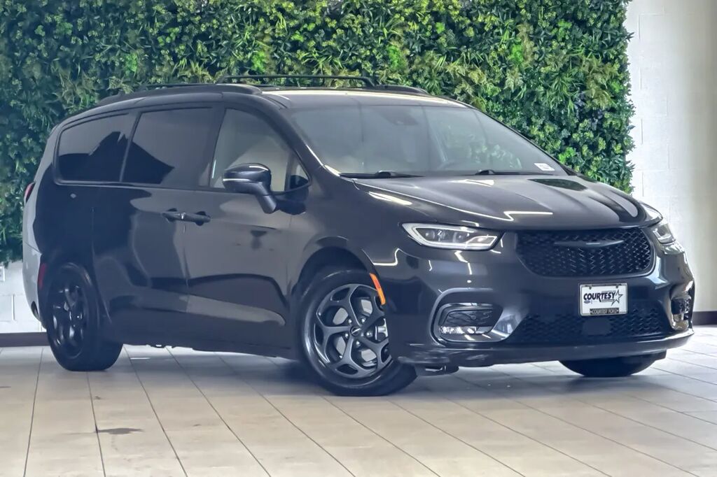 2021 Chrysler Pacifica Hybrid Touring L — photo 1 of 13