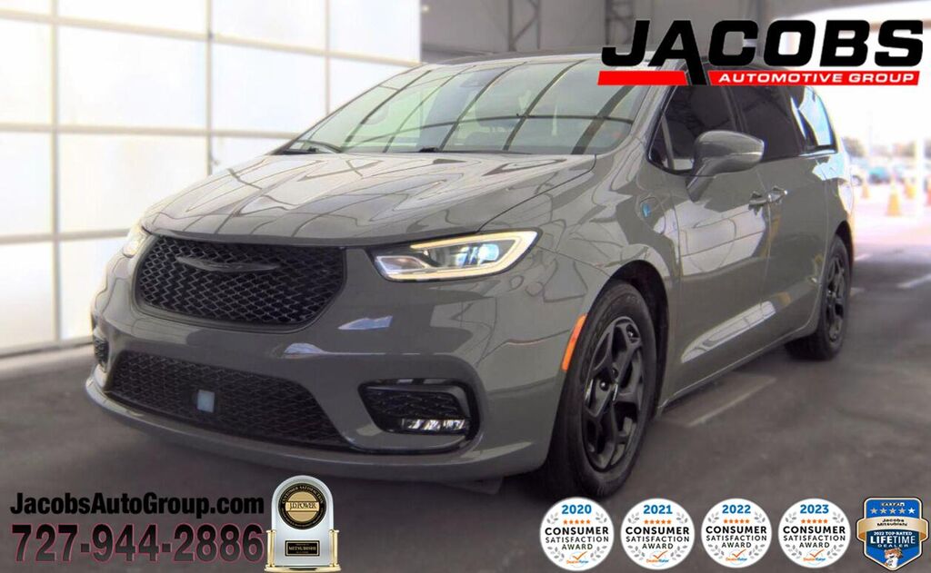 2022 Chrysler Pacifica Hybrid Touring L — photo 1 of 11