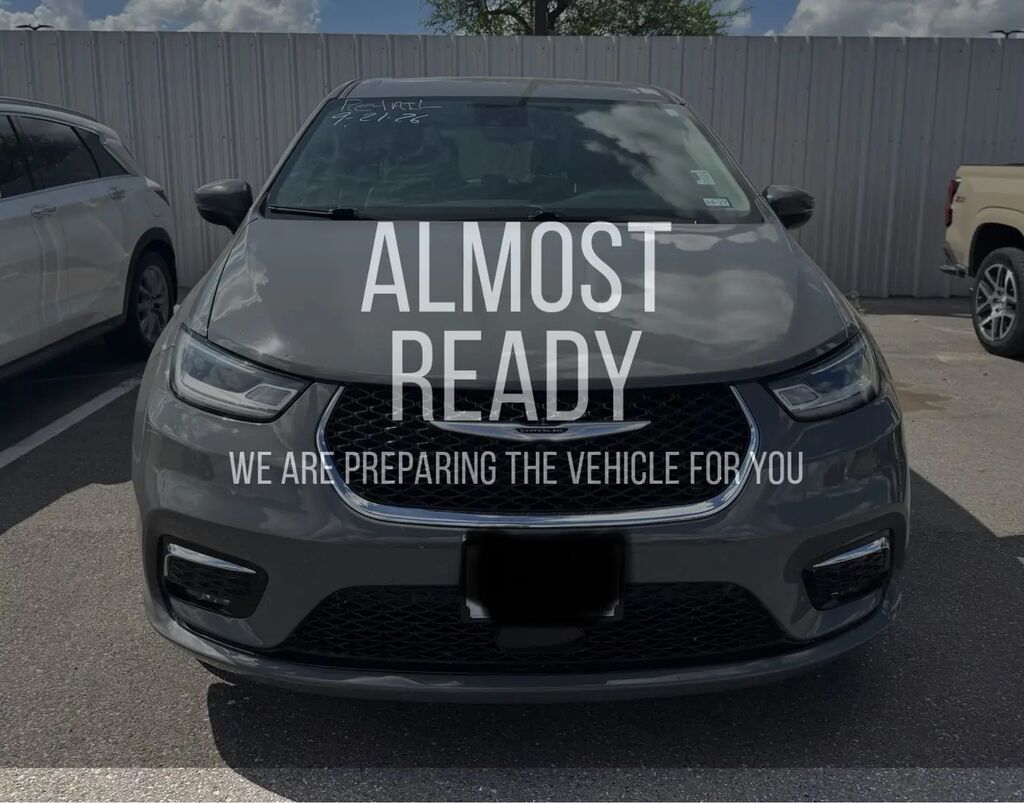 2023 Chrysler Pacifica Plug-In Hybrid Touring L — photo 1 of 13