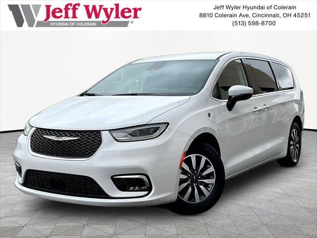 2023 Chrysler Pacifica Plug-In Hybrid Touring L — photo 1 of 13