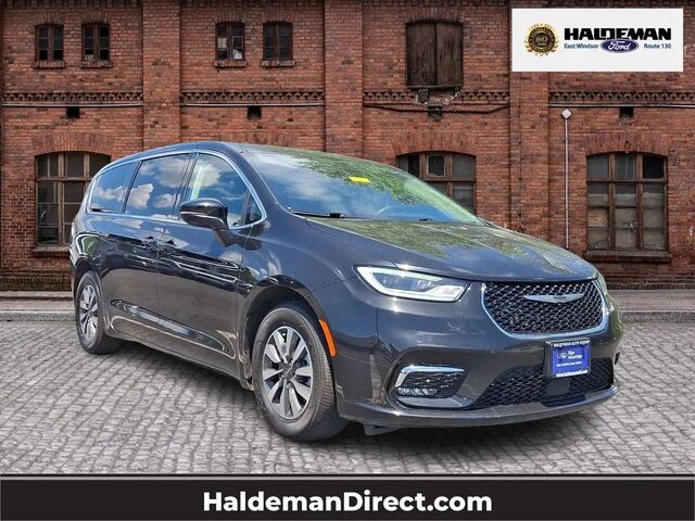 2023 Chrysler Pacifica Plug-In Hybrid Touring L