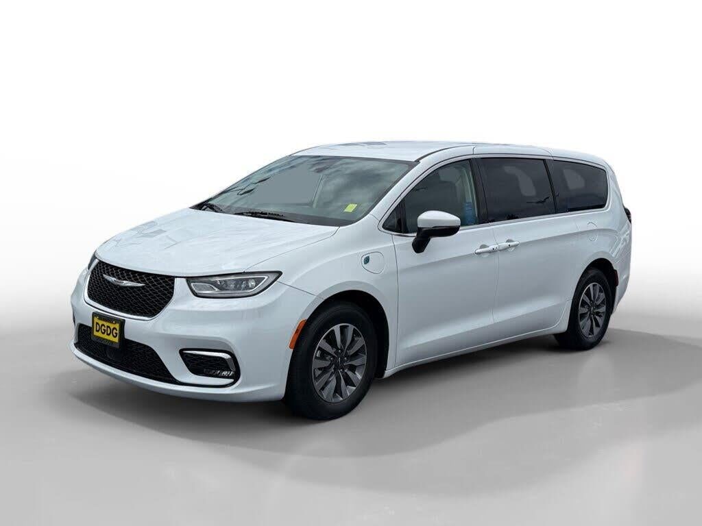 2023 Chrysler Pacifica Plug-In Hybrid Touring L — photo 1 of 1
