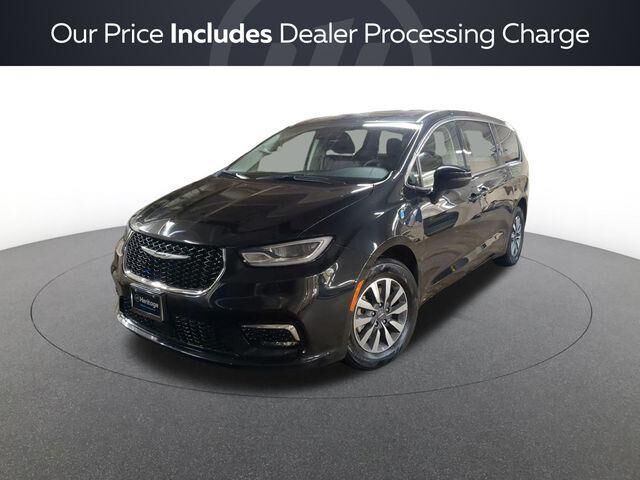 2023 Chrysler Pacifica Plug-In Hybrid Touring L — photo 1 of 13