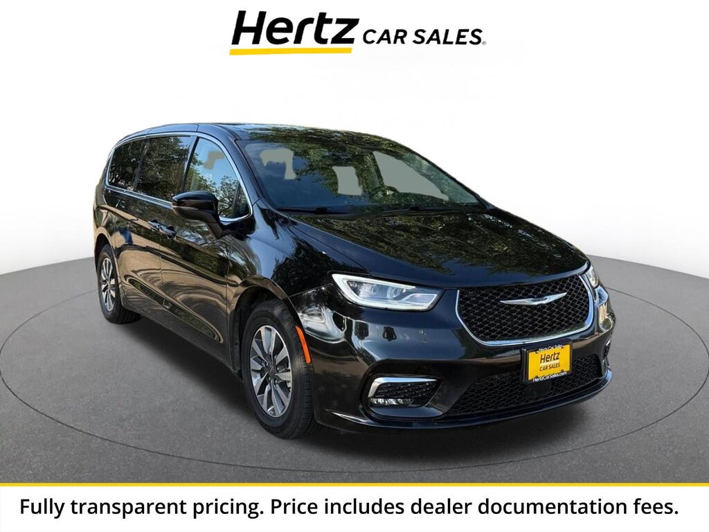 2023 Chrysler Pacifica Hybrid Touring L — photo 1 of 13