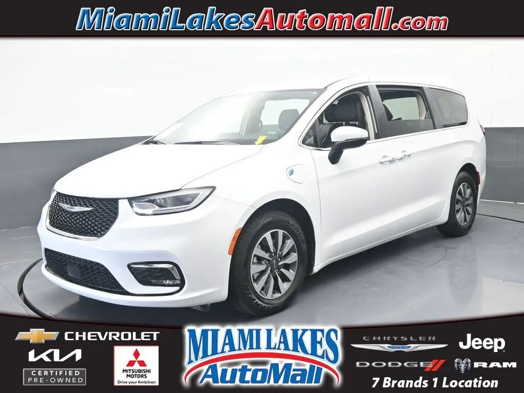 2023 Chrysler Pacifica Plug-In Hybrid Touring L — photo 1 of 13