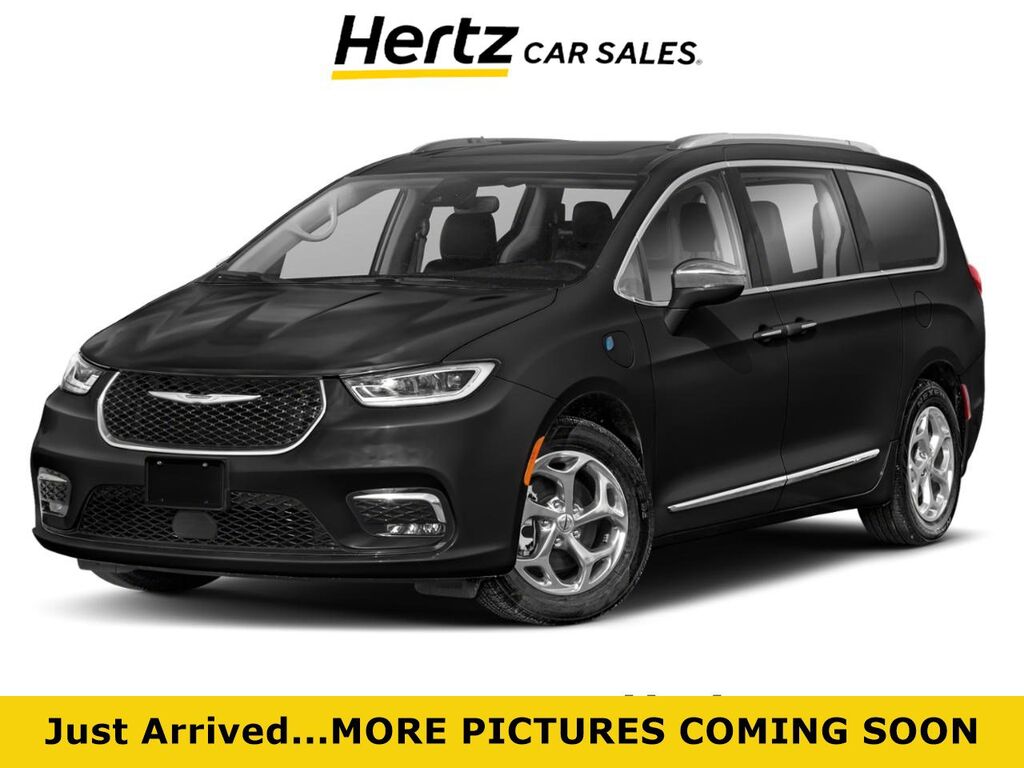 2023 Chrysler Pacifica Hybrid Touring L — photo 1 of 4