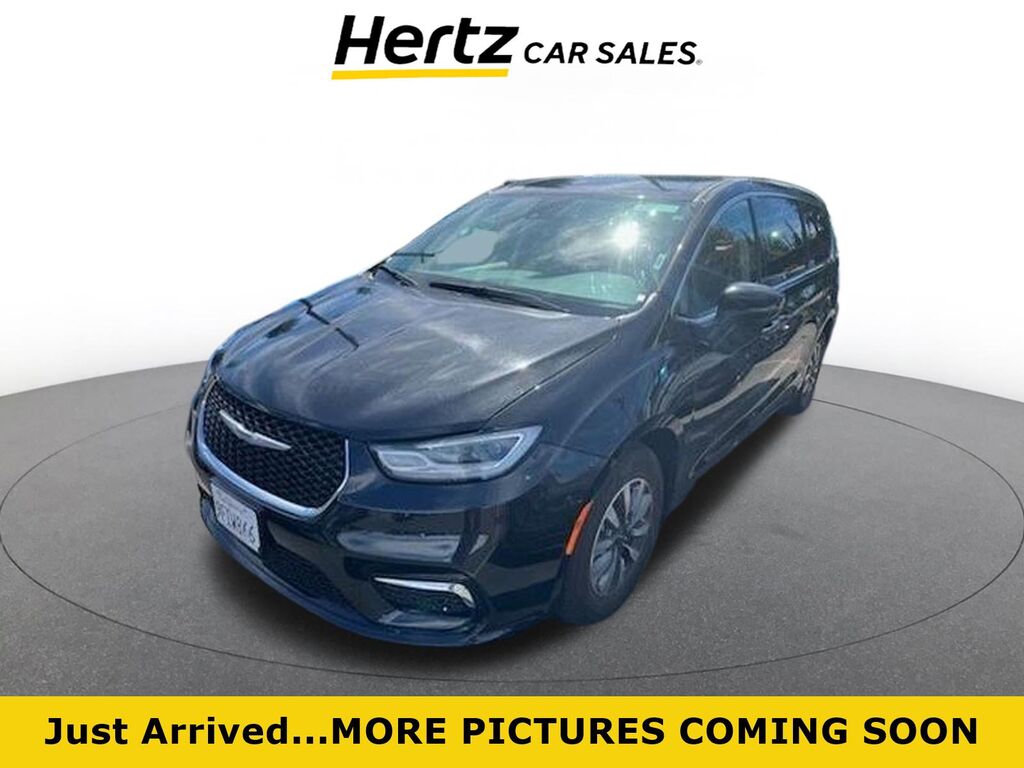 2023 Chrysler Pacifica Hybrid Touring L — photo 1 of 9